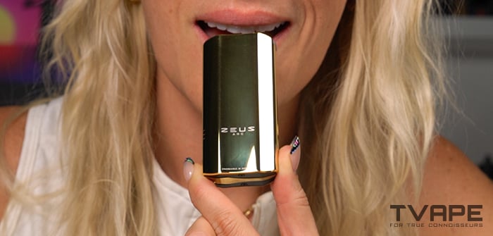 Mujer utilizando el Zeus Arc GT4 Gold Edition.