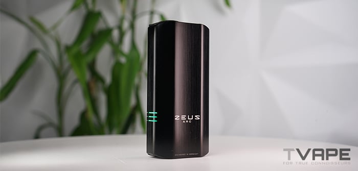 Vaporizador Zeus Arc S2 sobre un escritorio - vista frontal