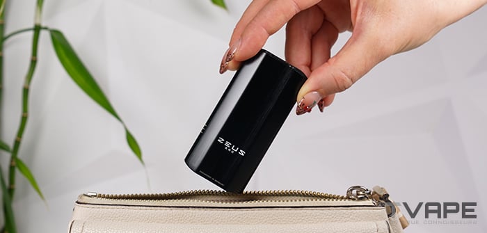 Zeus Arc S2 guardándose en una bolsa para viajar.