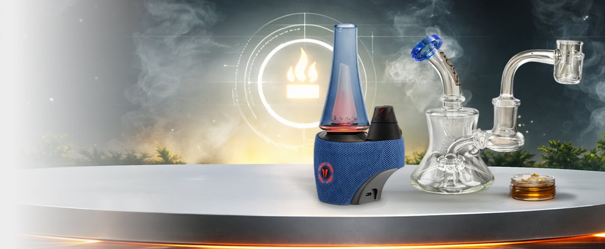 Un e-rig inteligente y moderno (Utillian 8 Turbo) mostrado al lado de un dab rig de vidrio tradicional con su tarro de concentrado.