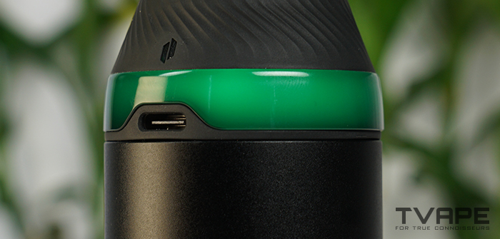 Puffco Proxy Core dab pen: un primer plano del puerto de carga USB-C del vaporizador Puffco Core