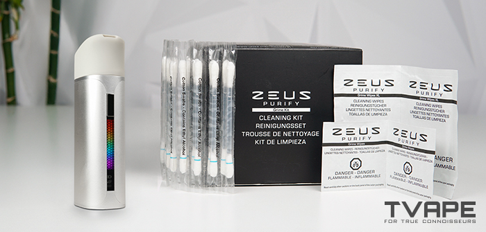 El bolígrafo de cera Yocan Black Pocket se muestra con accesorios de limpieza.