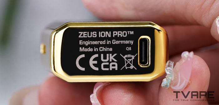 Primer plano de la conexión USB-C del Zeus Ion Pro